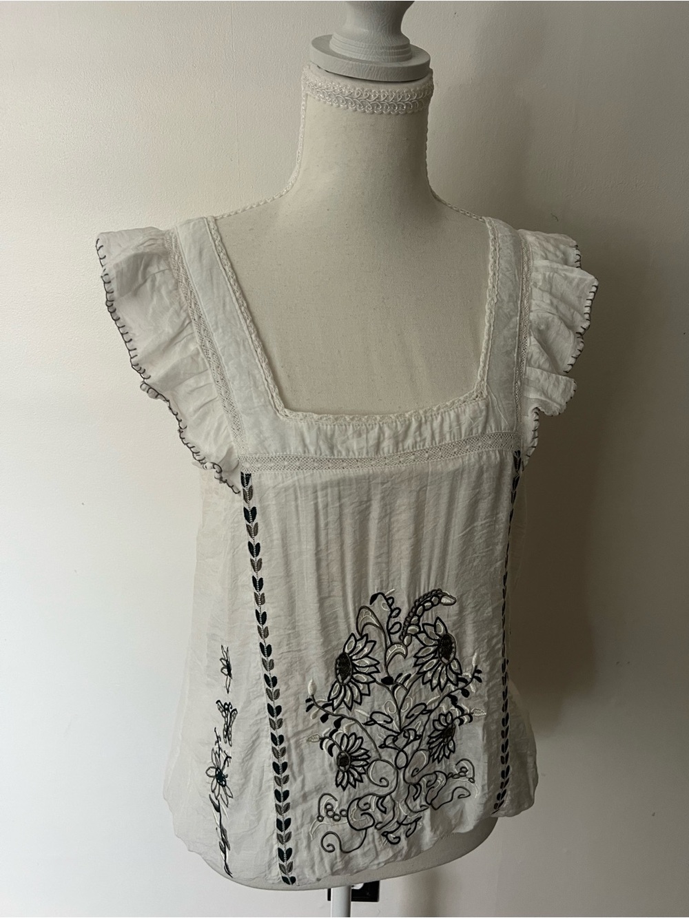 Annabelle women boho White Embroidered Flutter Sleeve Women's Blouse Top, Size M